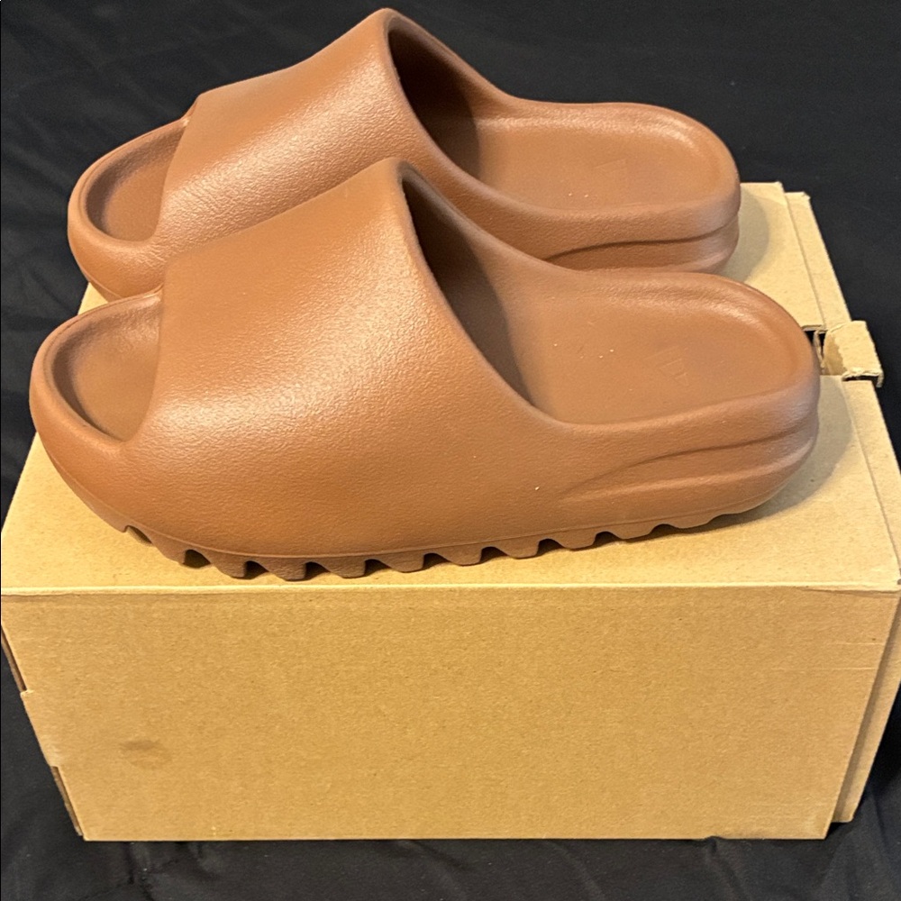 🎀 Yeezy Slides {adidas} 🎀